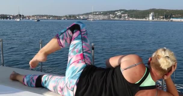 Sportiga Kvinnor Stretching Kropp Yacht Däck Sommarsemester — Stockvideo