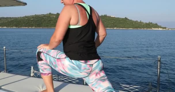 Спортивные Женщины Растягивают Тело Палубе Яхты Время Летних Каникул — стоковое видео