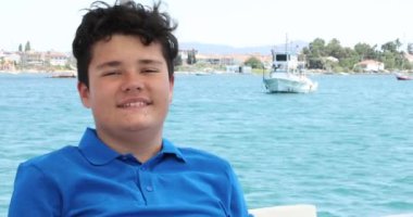 Yaz tatilinde yat güvertesinde dinlenen genç bir çocuğun portresi Seyahat eden insanlar yaz konsepti