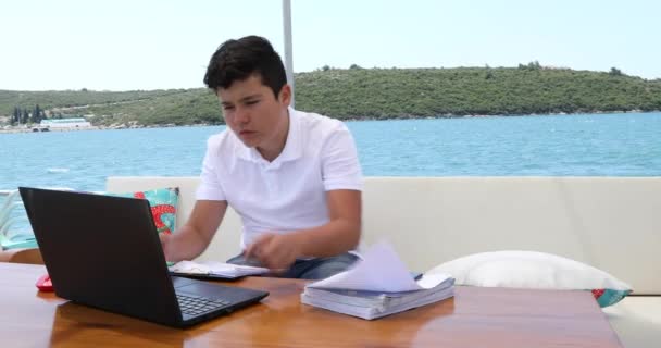 Nastolatek Studiuje Pokładzie Jachtu Nauka Online Kształcenia Odległość Dla Dzieci — Wideo stockowe