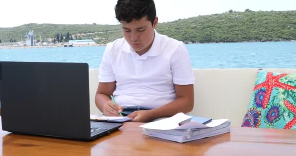 Nastolatek Studiuje Pokładzie Jachtu Nauka Online Kształcenia Odległość Dla Dzieci — Wideo stockowe