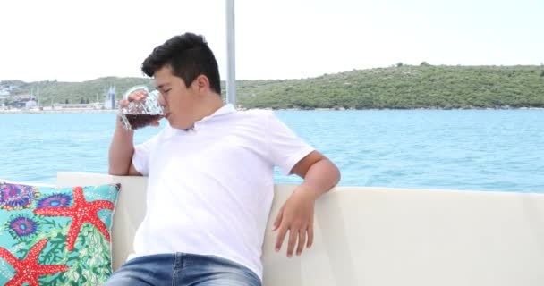 Anak Muda Kaukasia Yacht Deck Menyegarkan Teh Dingin Pada Musim — Stok Video