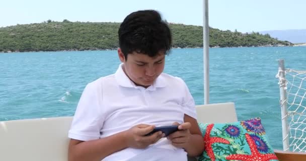 Retrato Adolescente Caucásico Jugando Videojuegos Con Smartphone Yate Soleado Día — Vídeos de Stock