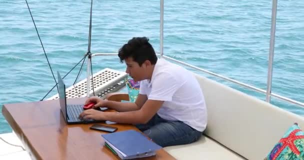Młody Chłopiec Pokładzie Jachtu Pomocą Laptopa — Wideo stockowe