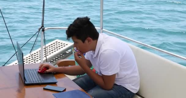 Mladý Chlapec Palubě Jachty Pomocí Notebooku — Stock video