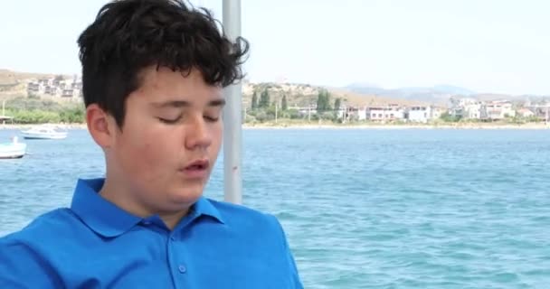 Kleiner Junge Mit Übelkeit Während Der Bootsfahrt — Stockvideo