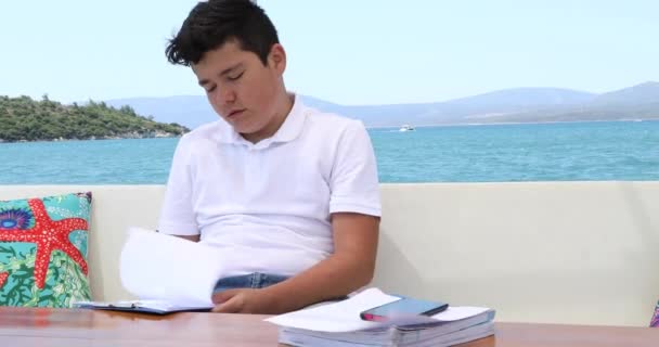 Nastolatek Pokładzie Jachtu Studiuje Koncepcję Kształcenia Odległość — Wideo stockowe
