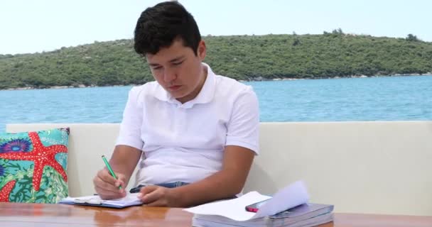 Teenager Auf Jachtdeck Studiert Unterrichtskonzept — Stockvideo