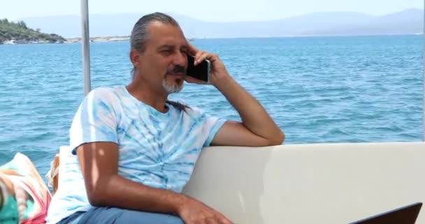 Πορτρέτο Ενός Ισπανόφωνου Τουρίστα Πολυτελές Γιοτ Μιλώντας Στο Τηλέφωνο Στις — Αρχείο Βίντεο