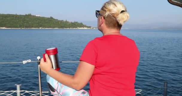 Beyaz Kadın Turist Portresi Lüks Bir Yatta Dinleniyor Yaz Tatilinde — Stok video