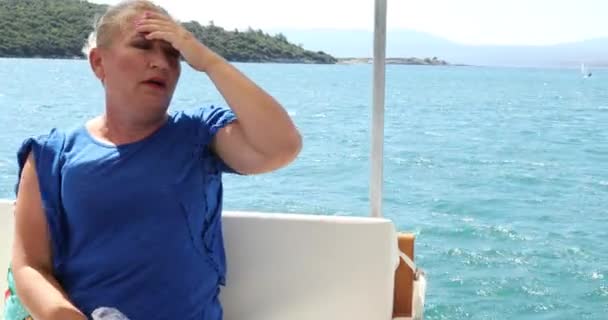 Kobieta Średnim Wieku Nudności Choroba Morska Podczas Rejsu Statkiem — Wideo stockowe