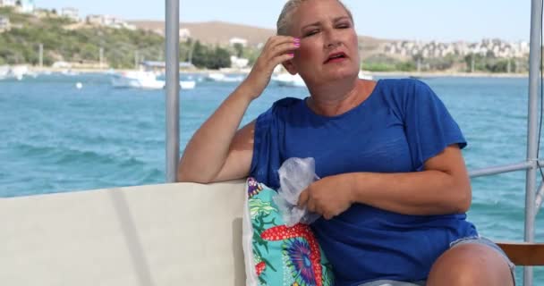 Femme Âge Moyen Ayant Mal Mer Nausées Pendant Voyage Bateau — Video