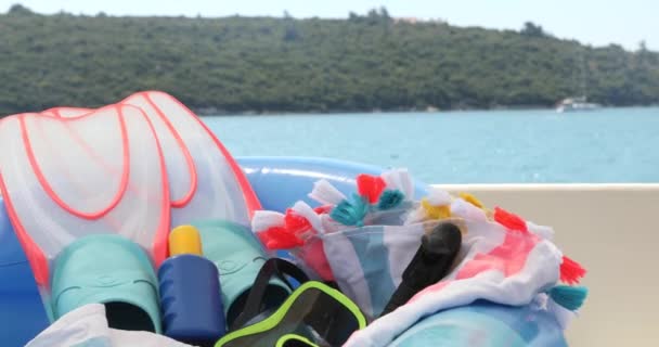 暑假背景 浅水鱼潜水面具潜水和游艇甲板上的防晒霜 — 图库视频影像