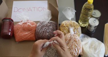 Coronavirus salgını sırasında çeşitli yiyecekler bağışlanmaya hazırlanıyor.