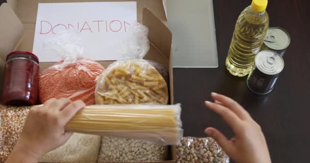 Διάφορα Τρόφιμα Ετοιμάζονται Για Δωρεά Κατά Διάρκεια Της Πανδημίας Του — Αρχείο Βίντεο