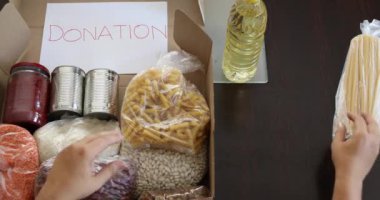 Farklı Gıda Ürünlerini Bağış Kutusuna Hazırlayan Kadın Yardım ve Yardım Konsepti