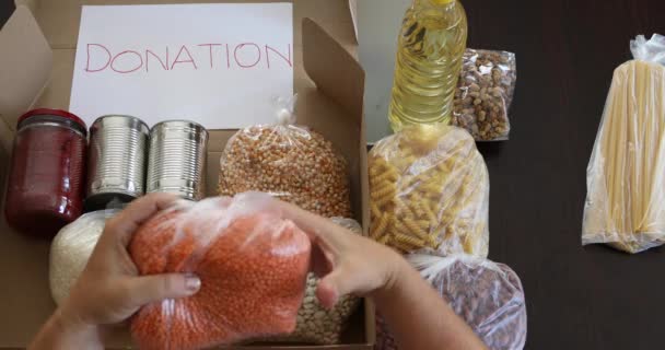 Γυναίκα Προετοιμασία Διαφορετικό Είδος Του Προϊόντος Διατροφής Ένα Κουτί Donate — Αρχείο Βίντεο