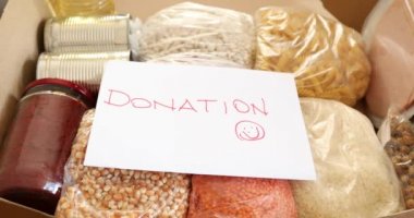 Coronavirus salgını sırasında bağışlanmak üzere çeşitli gıda malzemeleri hazırlanıyor.