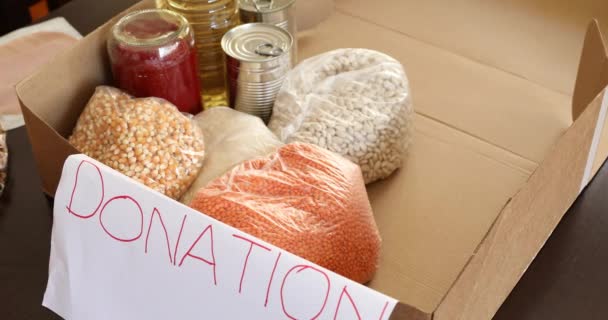 Mujer Preparando Diferentes Tipos Productos Alimenticios Una Caja Donaciones Concepto — Vídeo de stock