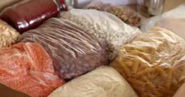 Coronavirus salgını sırasında bağışlanmak üzere çeşitli gıda malzemeleri hazırlanıyor.