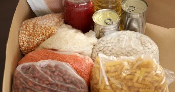 コロナウイルス流行時の寄付のために用意されている様々な食糧供給 — ストック動画
