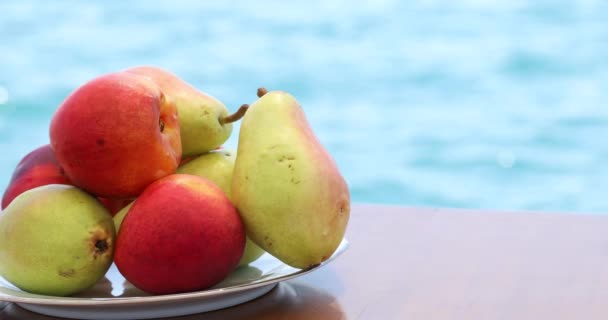 Frische Sommerfrüchte Mit Meereslandschaft Hintergrund — Stockvideo