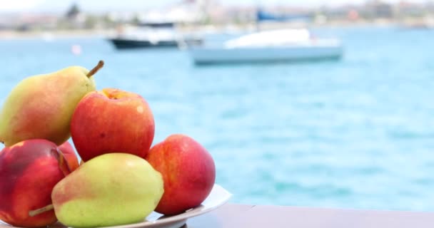 具有海景背景的夏季新鲜水果 — 图库视频影像