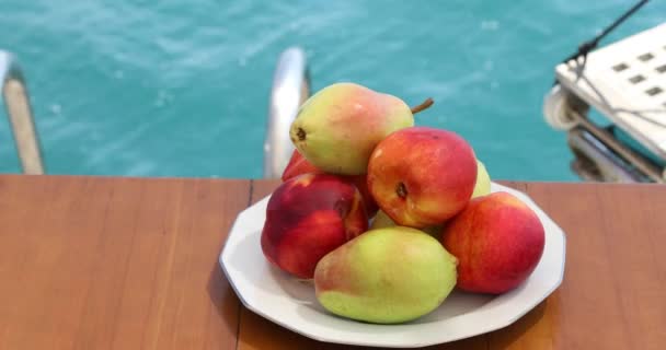 Frutas Frescas Verão Com Fundo Paisagem Marinha — Vídeo de Stock