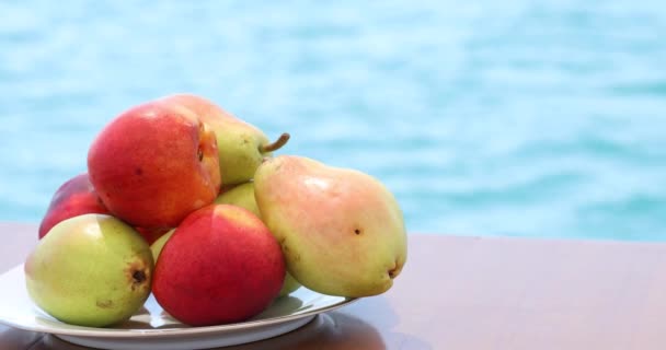 Frutas Frescas Verão Com Fundo Paisagem Marinha — Vídeo de Stock