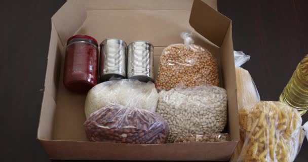 从送货箱中取食的妇女 — 图库视频影像