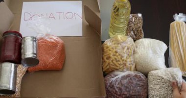 Coronavirus salgını sırasında bağışlanmak üzere çeşitli gıda malzemeleri hazırlanıyor.