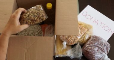 Coronavirus salgını sırasında bağışlanmak üzere farklı gıda ürünleri hazırlanıyor.