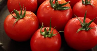 Dönüşümlü su damlası olan bir grup taze domates.