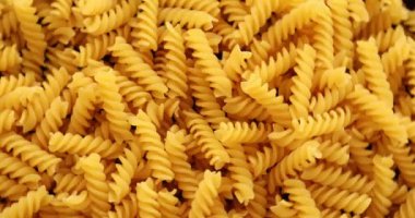 Tabakta dönen fusilli makarna yığını.