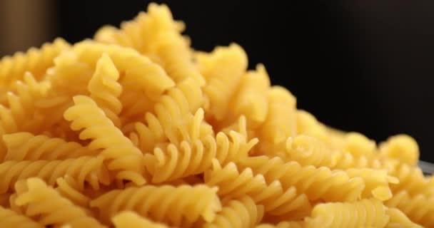 Tumpukan Pasta Fusilli Berputar Pelat Closeup — Stok Video