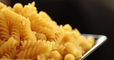 Tabakta dönen fusilli makarna yığını.