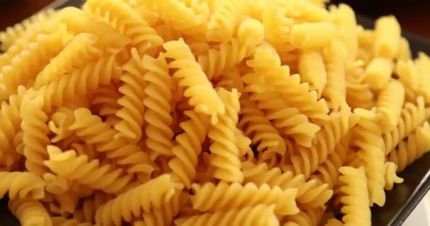 Tas Pâtes Fusilli Rotatives Sur Plaque Gros Plan — Video