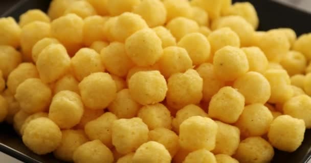 Opgeblazen Bal Kaas Maïs Chips Draaien Zwarte Kom — Stockvideo
