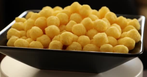 Patatas Maíz Infladas Queso Bola Girando Tazón Negro — Vídeos de Stock