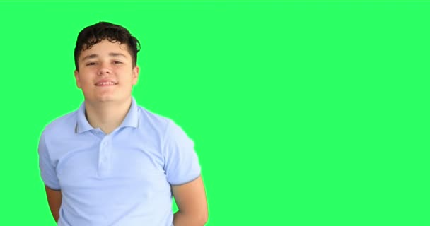 Frumos Băiat Tânăr Împotriva Backgroud Verde Uitându Aparat Fotografiat Zâmbind — Videoclip de stoc