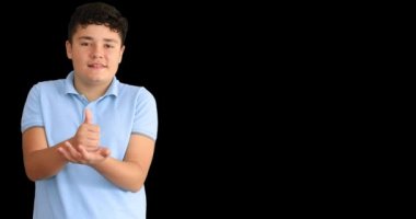 Sağır bir genç çocuk işaret dilini gösteriyor.