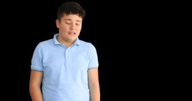 Sağır bir genç çocuk işaret dilini gösteriyor.