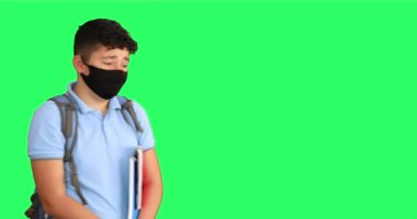 Yeşil ekranda sırt çantası olan üzgün bir okul çocuğu.