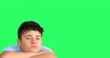 Genç çocuk yeşil ekranda hayal kuruyor.