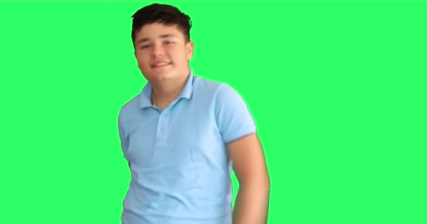 Glücklicher Kleiner Junge Tanzt Blauem Hemd Auf Einem Green Screen — Stockvideo