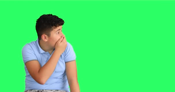 Portrét Překvapeného Teenagera Zeleném Pozadí Při Pohledu Fotoaparát Vzrušený Velkýma — Stock video