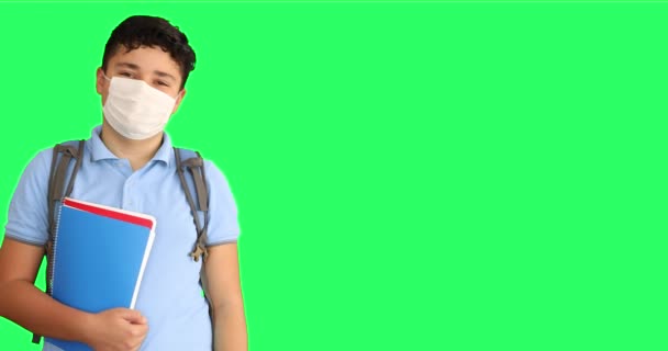 Remaja Laki Laki Dengan Topeng Medis Layar Hijau Latar Belakang — Stok Video