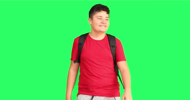 Adolescente Escolar Caminando Hacia Cámara Pantalla Verde Mirando Cámara Sonriendo — Vídeos de Stock