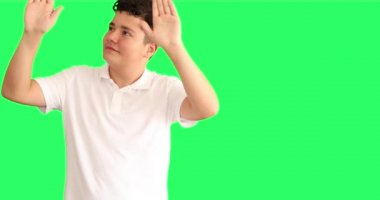 Genç amatör pandomim sanatçısı yeşil ekran arka planına dokunuyor ve oynuyor.