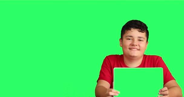 Anak Sekolah Tersenyum Memegang Papan Tagihan Kosong Green Screen Chroma — Stok Video